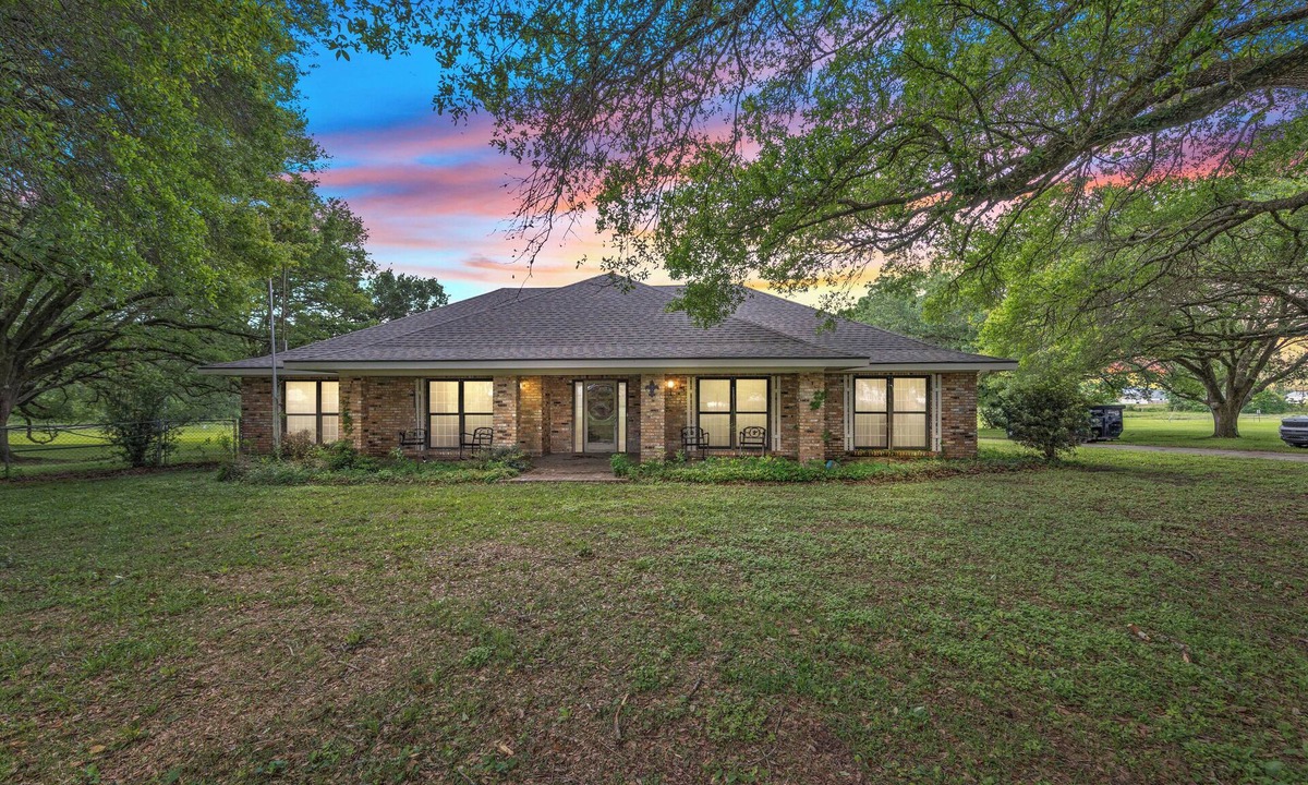 Broussard House | Southern Charm in the Heart of Cajun Country 3BR Home Sleeps 8