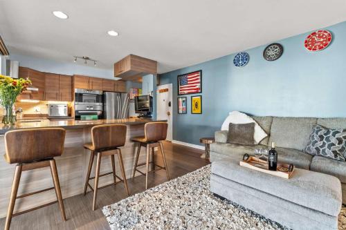 Eastport Apartment | Spa Creek Condo Pool Deck & Parking