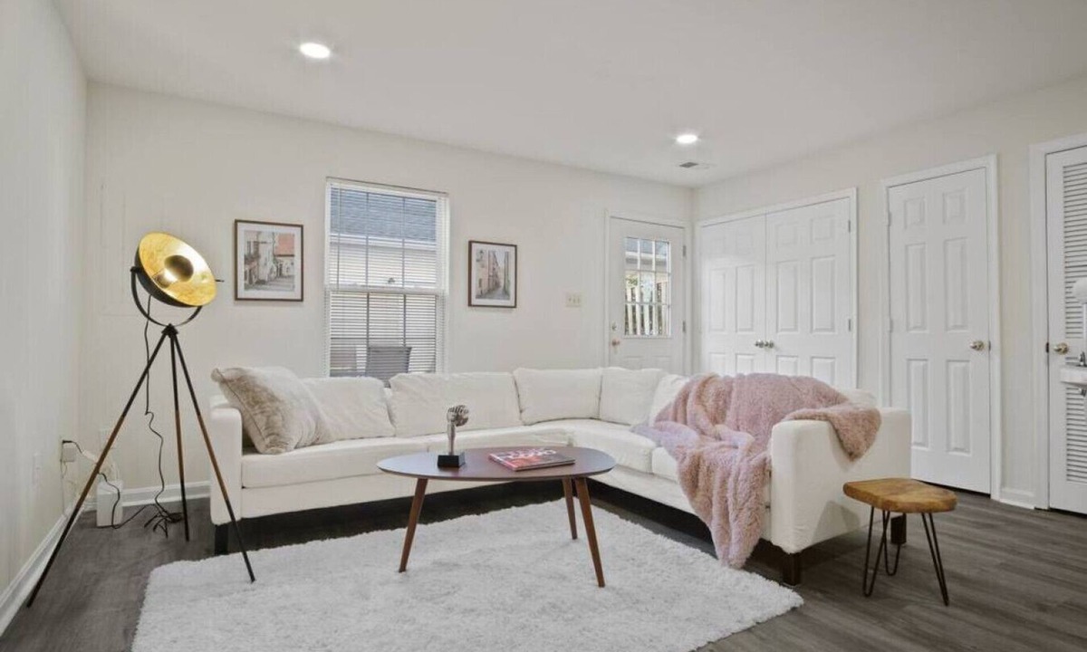 Sterling House | Spacious 3 LVL, 3 BEDR + Attached Baths, Close to Airport ✈ and Attractions