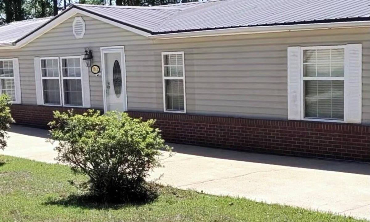 Jachin House | Spacious 4-bedroom house with AC in lovely peaceful Pennington