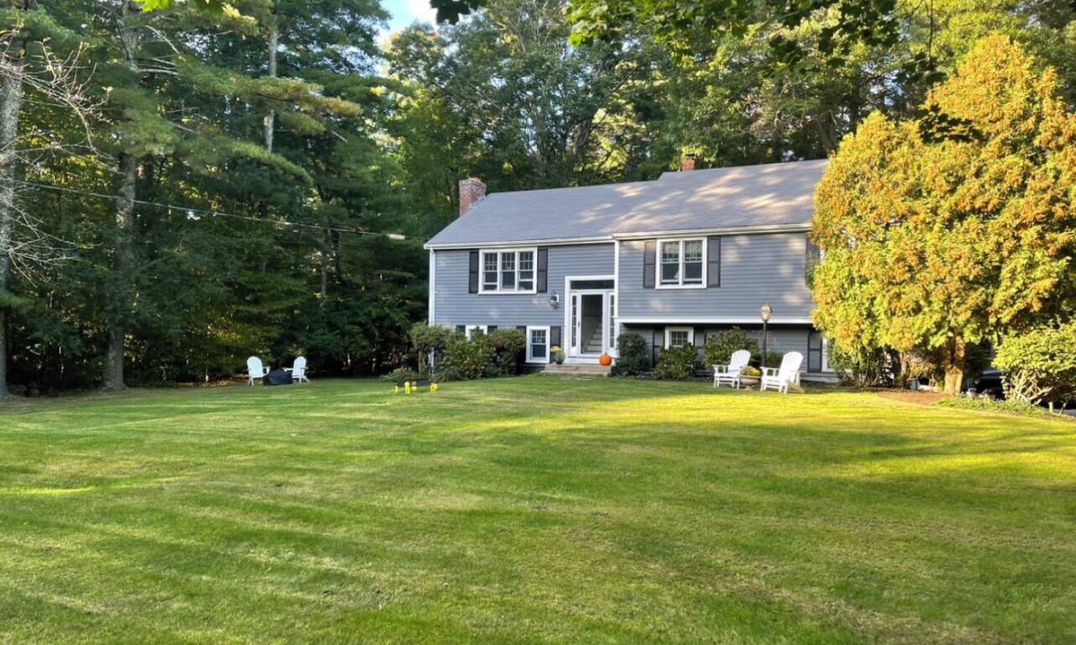 Duxbury House | Spacious 4-bedroom house in lovely Duxbury with AC 4 miles to Duxbury beach