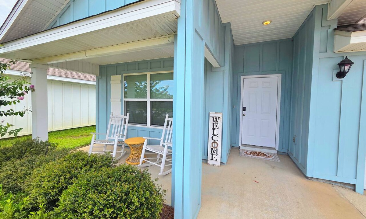 Foley House | Spacious 4 bedroom sleeps 10 one level house only minutes to the beach!