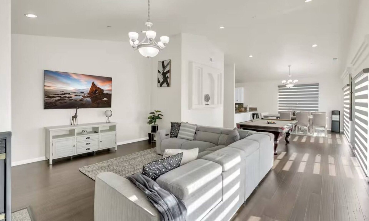 La Presa House | Spacious 5-bedroom house in welcoming Spring Valley with AC, WiFi