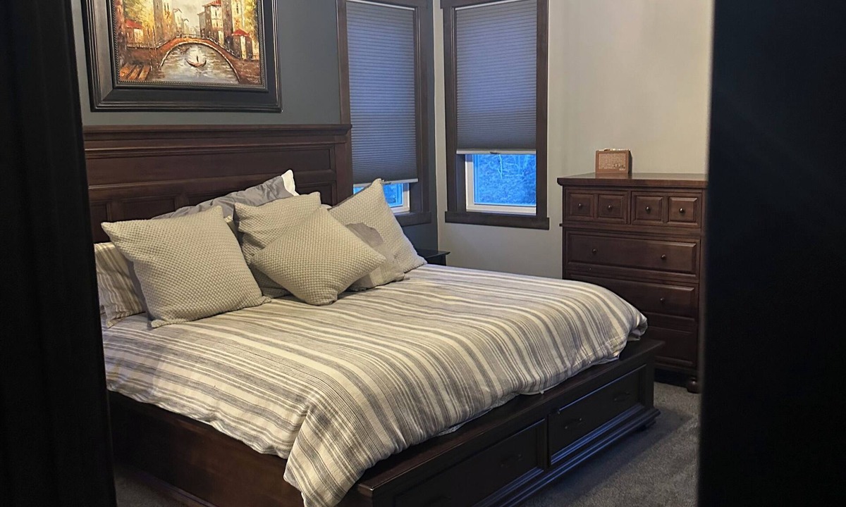 Howard House | Spacious 5-bedroom house with, WiFi in Green Bay 7.6 miles from Lambeau Field