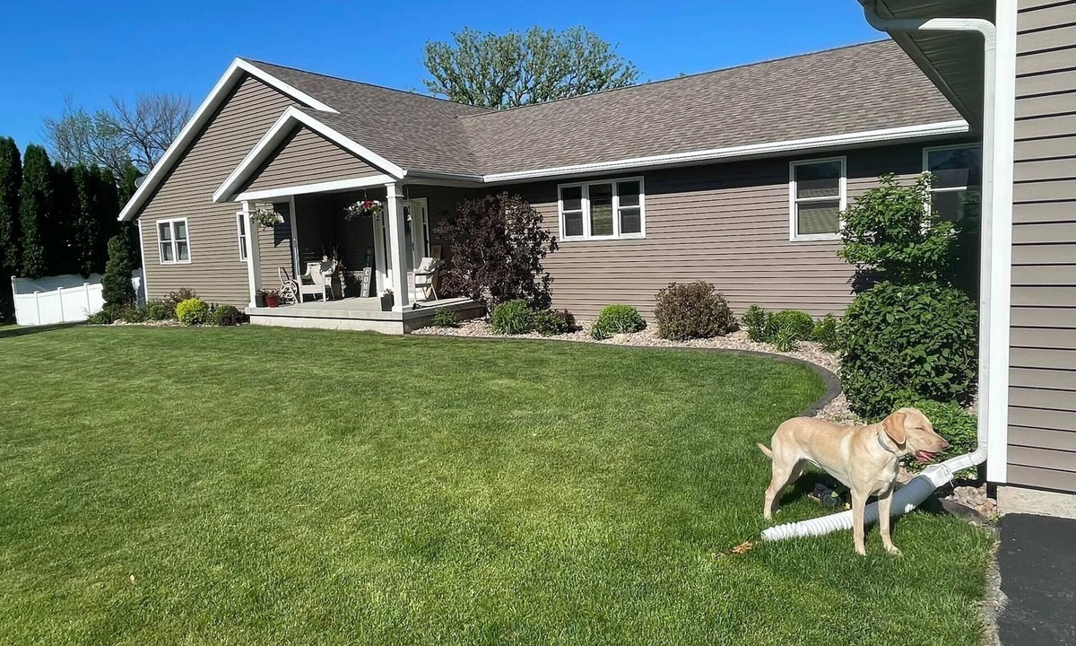 Pickett House | Spacious 5-bedroom house close to EAA-3 miles