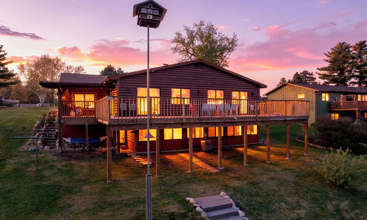 Brainerd House | Spacious 5BR/3 Bath Paul Bunyan's Lake House, Dock, Kayaks