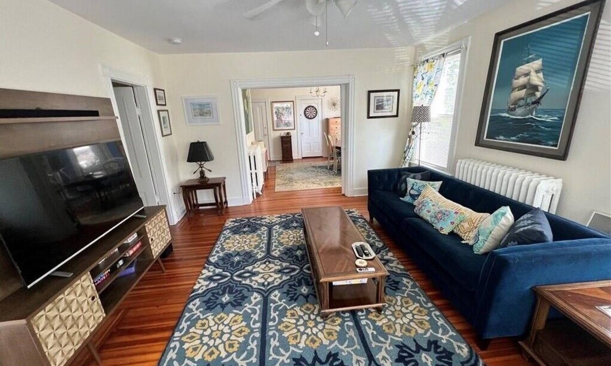 Top of the Hill House | Spacious and comfy, walk to Broadway or downtown, 2 min to beach, parking