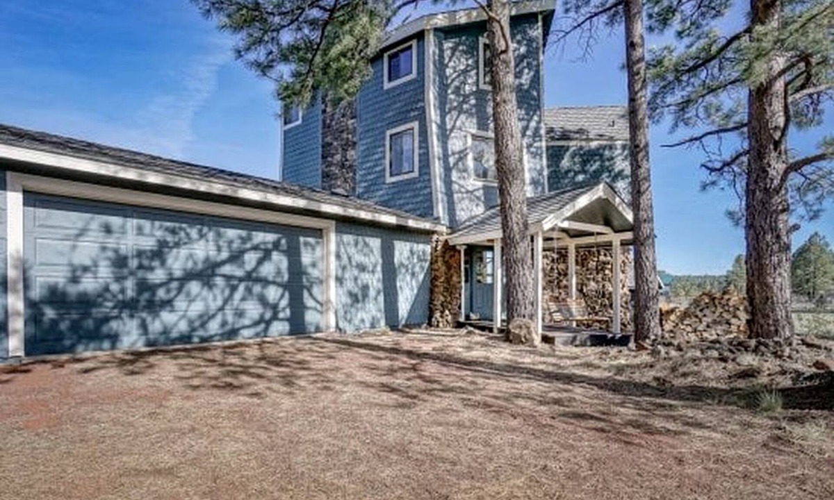Parks Cottage | Spacious and Unique Cottage with a Treehouse in Williams, Arizona, Perfect for a Family-Friendly Trip to the Grand Canyon