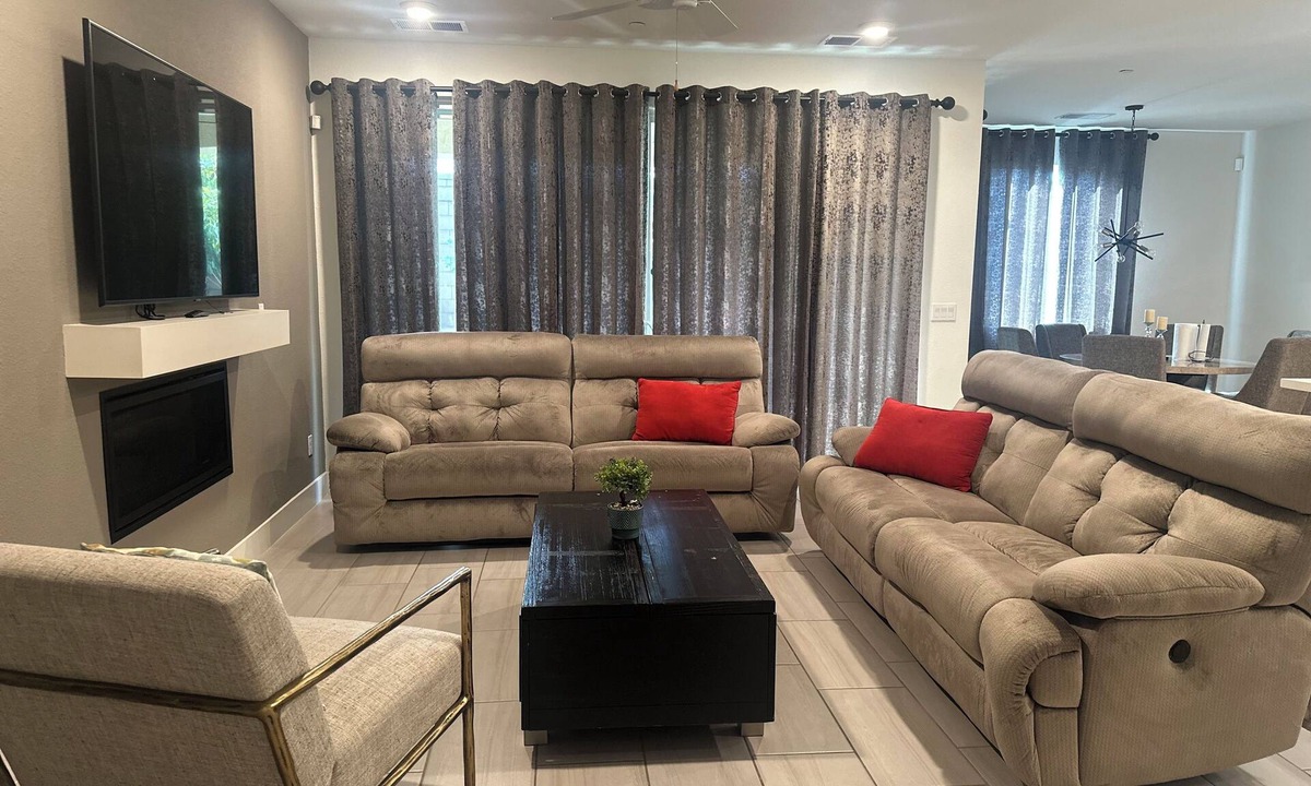 Lodi House | Spacious,brand new 4-bedroom house, sleeping upto 12 in Lodi with AC,heat &WiFi.