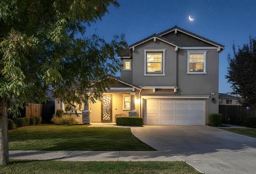 Visalia House | Spacious Family Home in Visalia Near Downtown and Parks