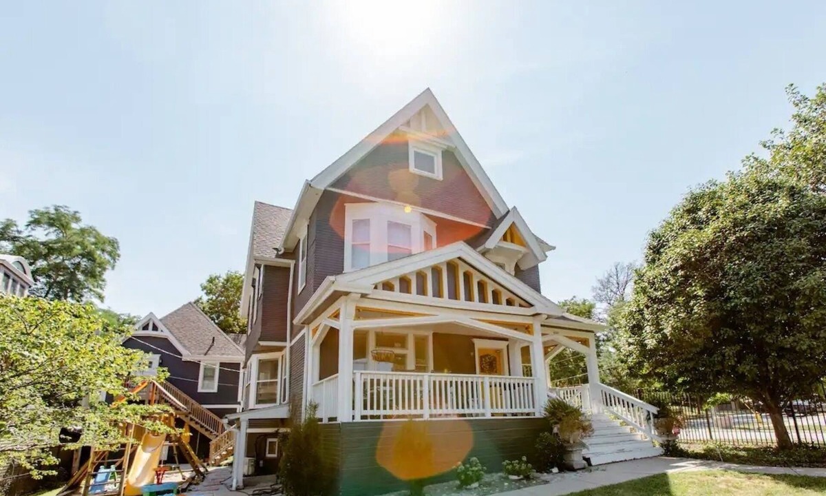 Downtown Omaha House | Spacious Historic Manor W/Modern aesthetics. Best Location: Walk to Blackstone