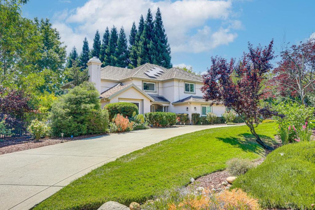 Loomis House | Spacious Home w/Private Pool, Mins to Folsom Lake