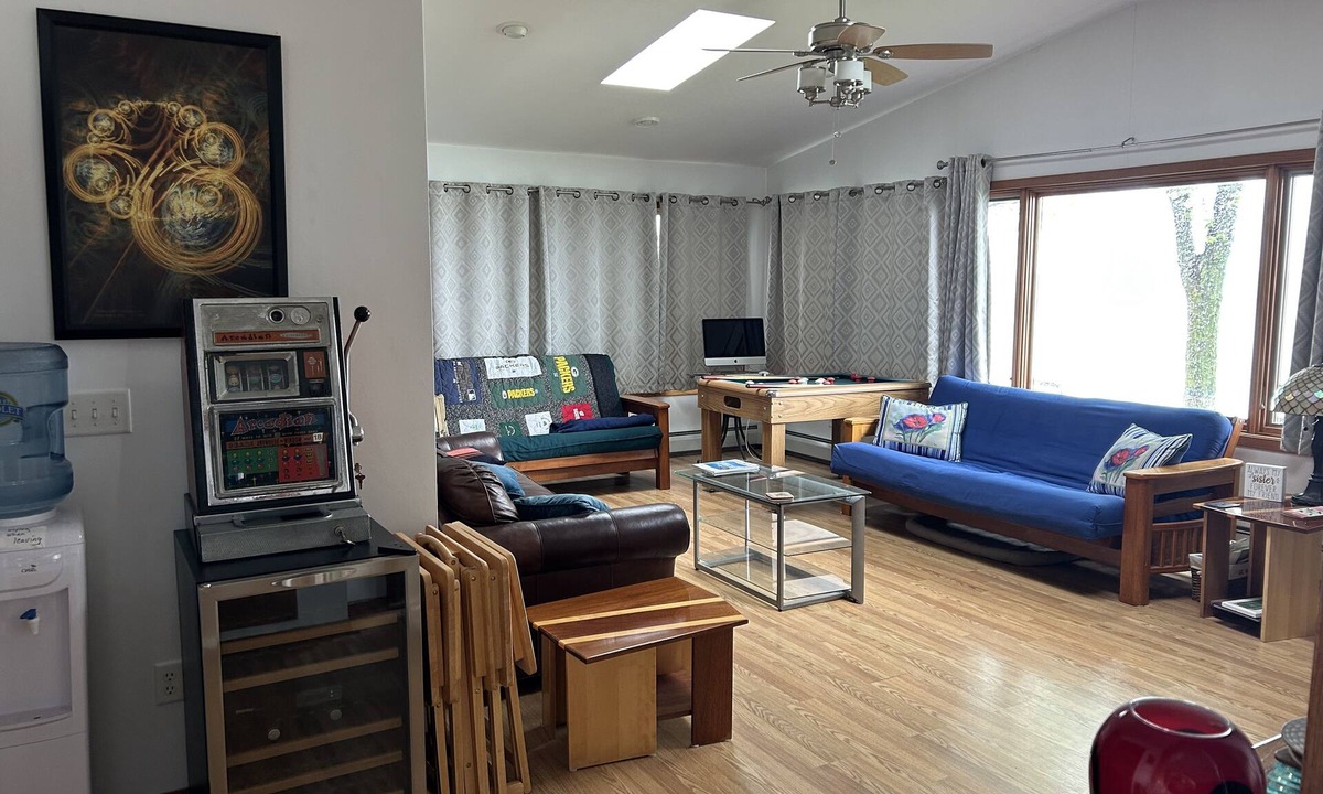 Luxemburg House | Spacious, Lakefront 2-bedroom/2-bath house 30 min to Lambeau Field w/Futon in LR