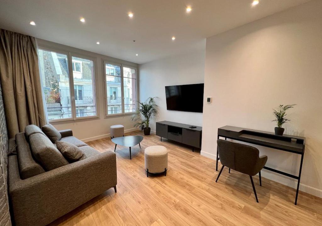 Quartier du Mail Apartment | Spacious newly renovated loft with AC