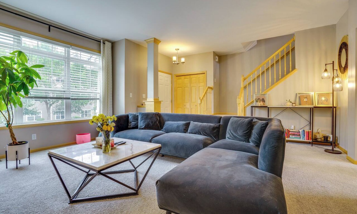 Roseville House | Spacious & Quiet Townhome In the Twin Cities