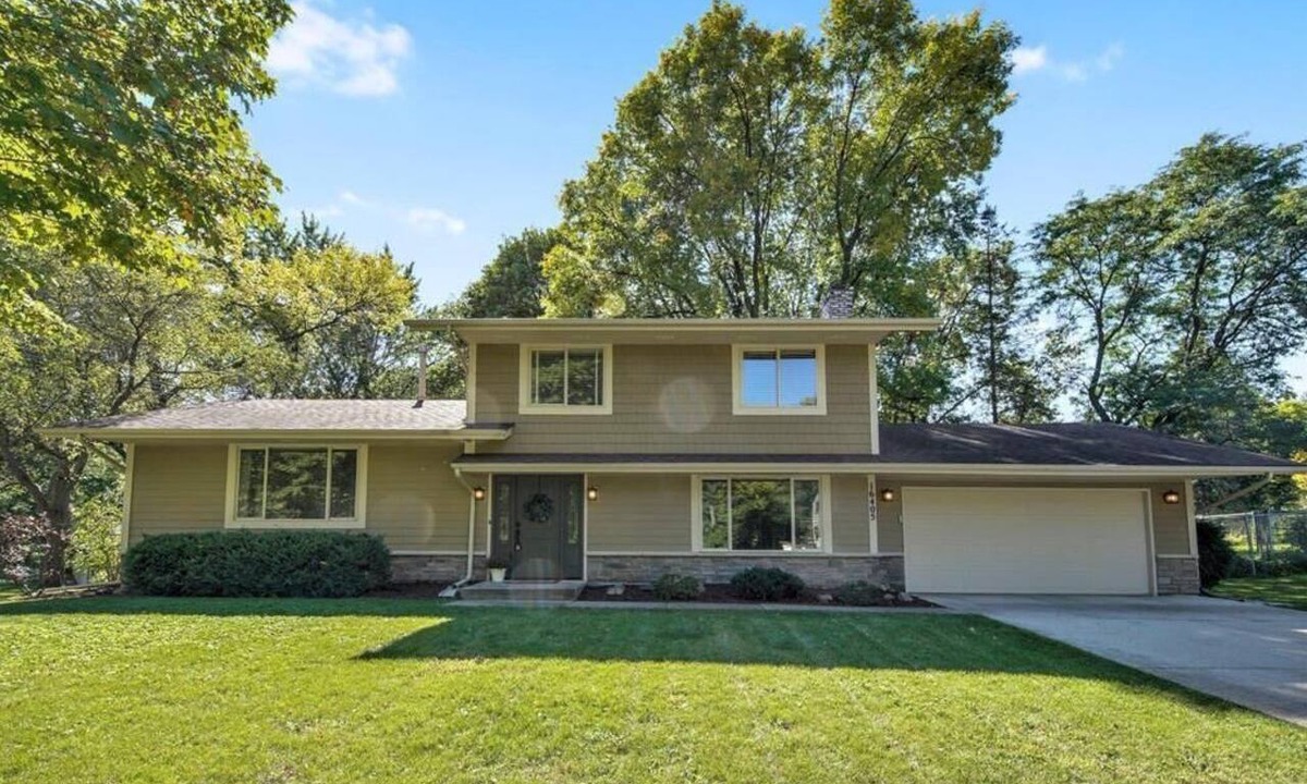 Plymouth House | Spacious retreat close to Wayzata, Lake Minnetonka and outdoor trails.