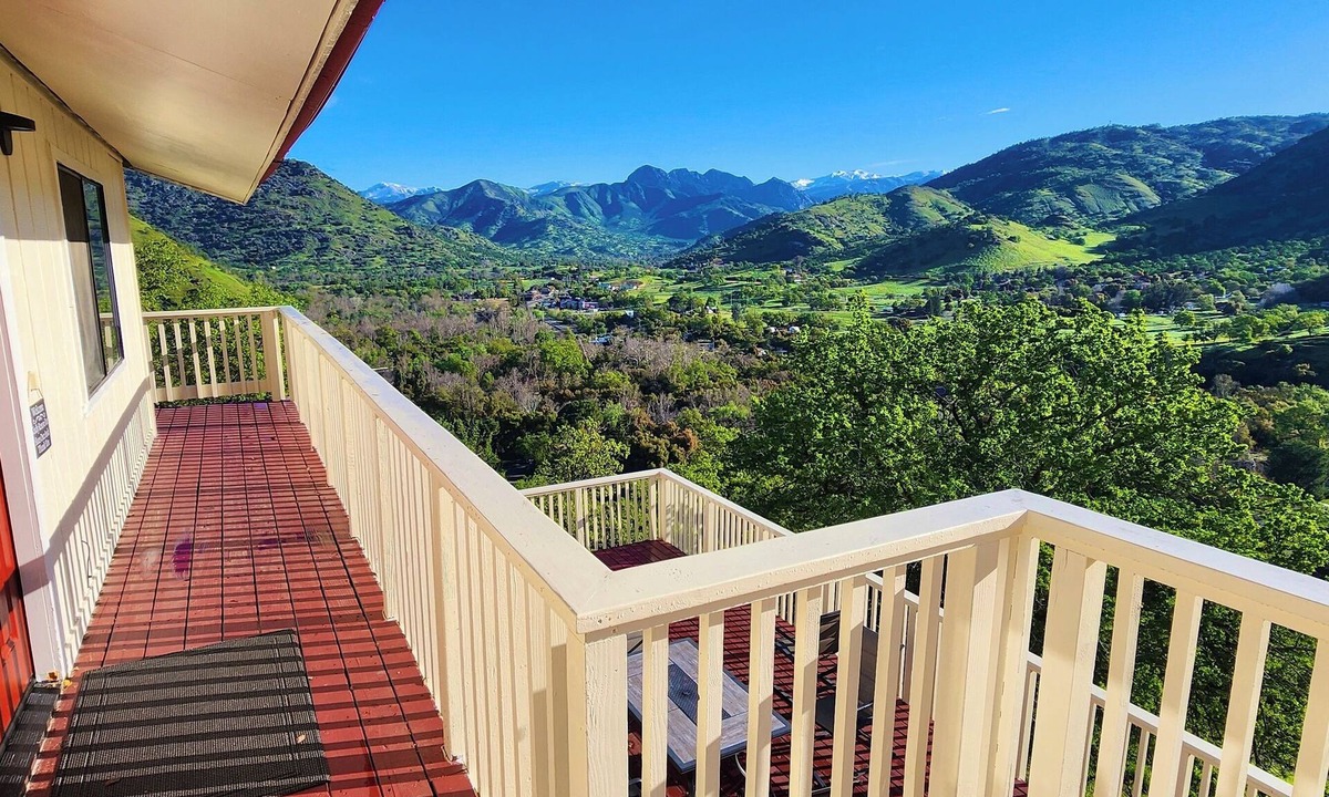 Three Rivers House | Spacious Sequoia Park 5 bed 3 bath house w/AC & WIFI in charming Three Rivers