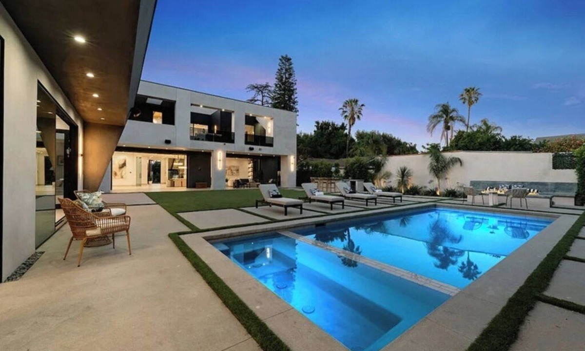 North Hollywood Hotel | Spacious Valley Compound with Pool, Rooftop, & Theater