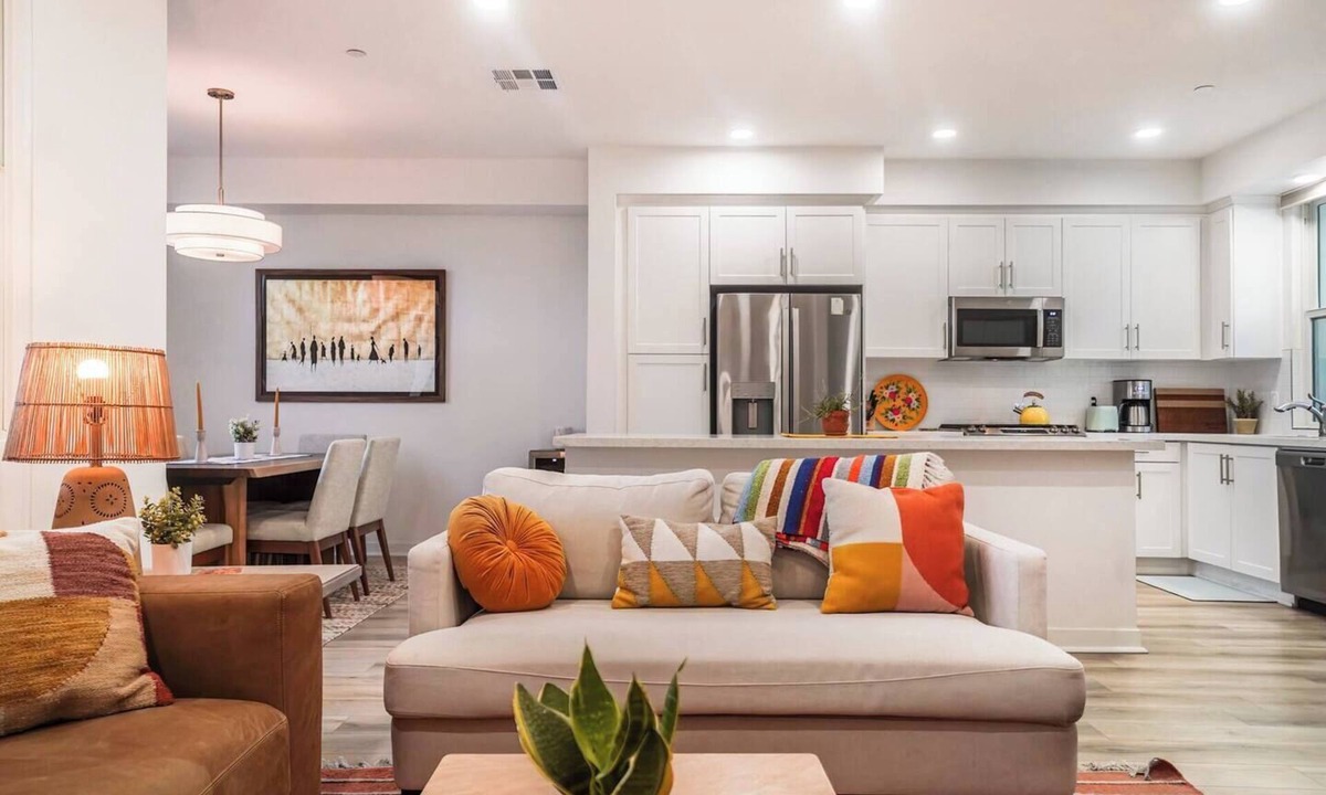 Ventura Condo | Spanish-Style 3 bedroom/4 bath Condo, 2 offices, 5 Min Walk to Beach 1900 sqft