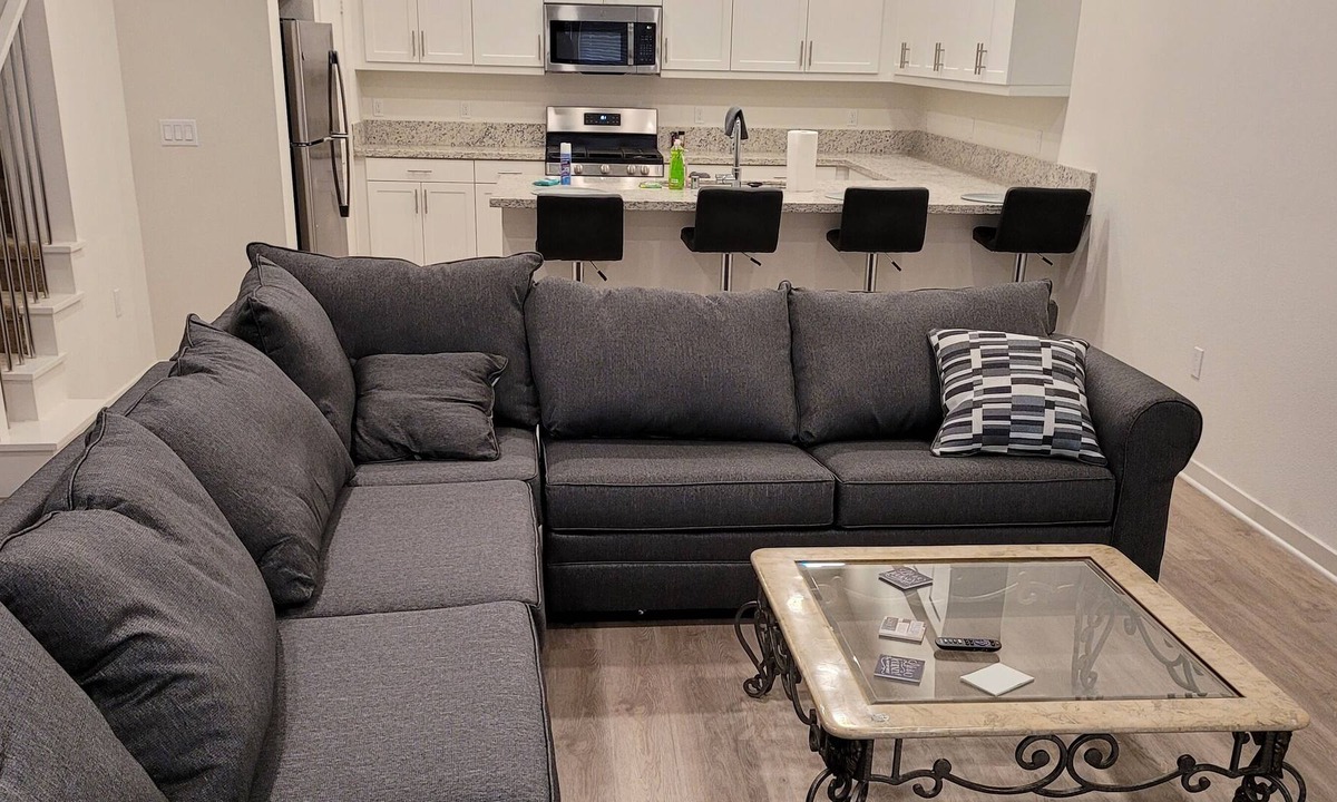 Riverpark House | Spectacular 2 bedroom townhome located directly off the 101 Hwy