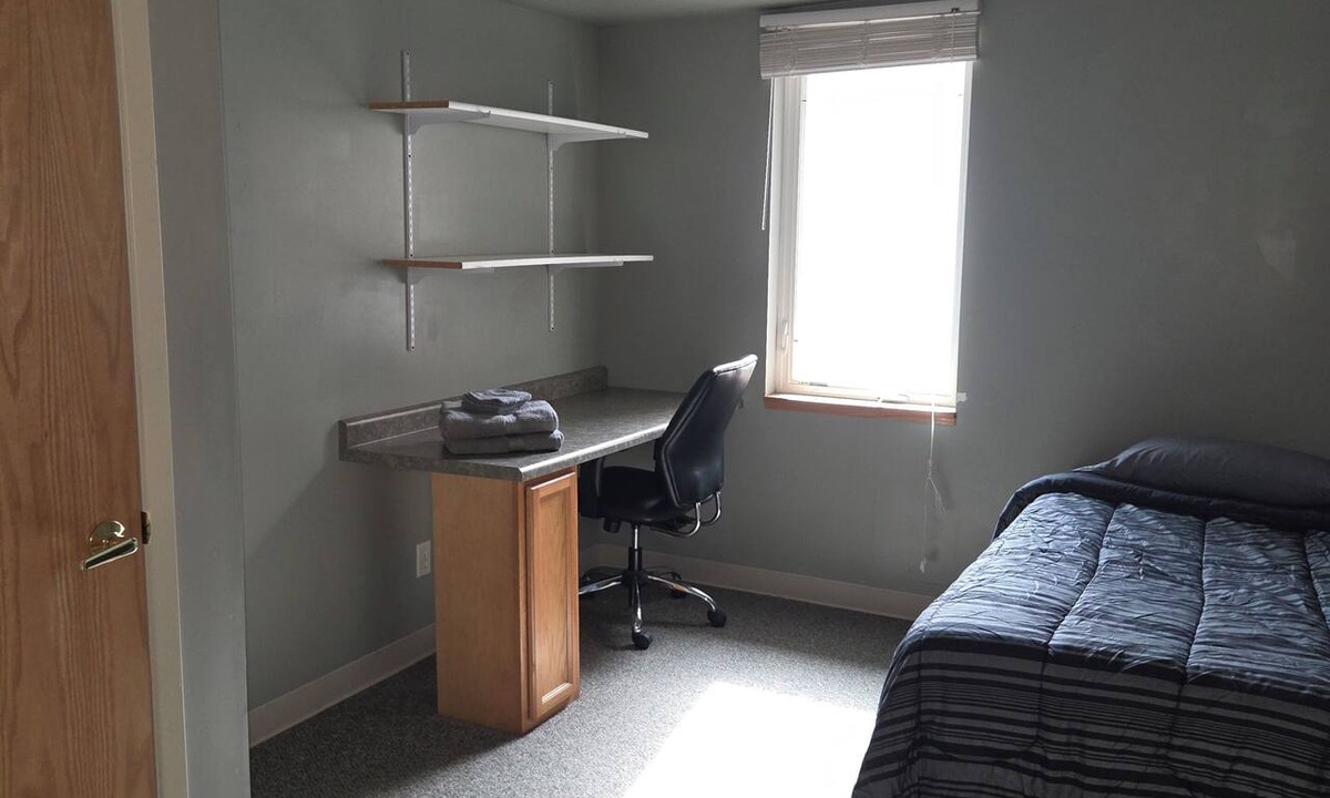 Fort Dodge Apartment | State Softball Tournament Special. Perfect 6-bedroom apartment in Fort Dodge!