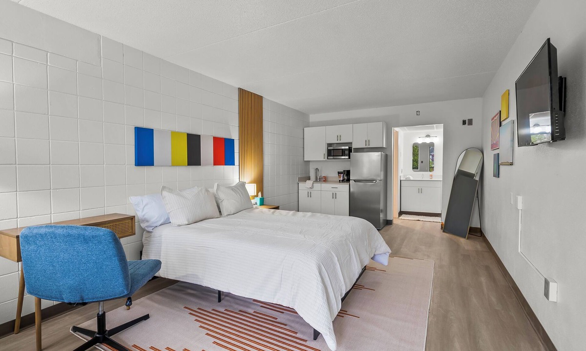 Cedar Falls Apartment | Stay Downtown, Free Gated Parking, Renovated Studio! 527