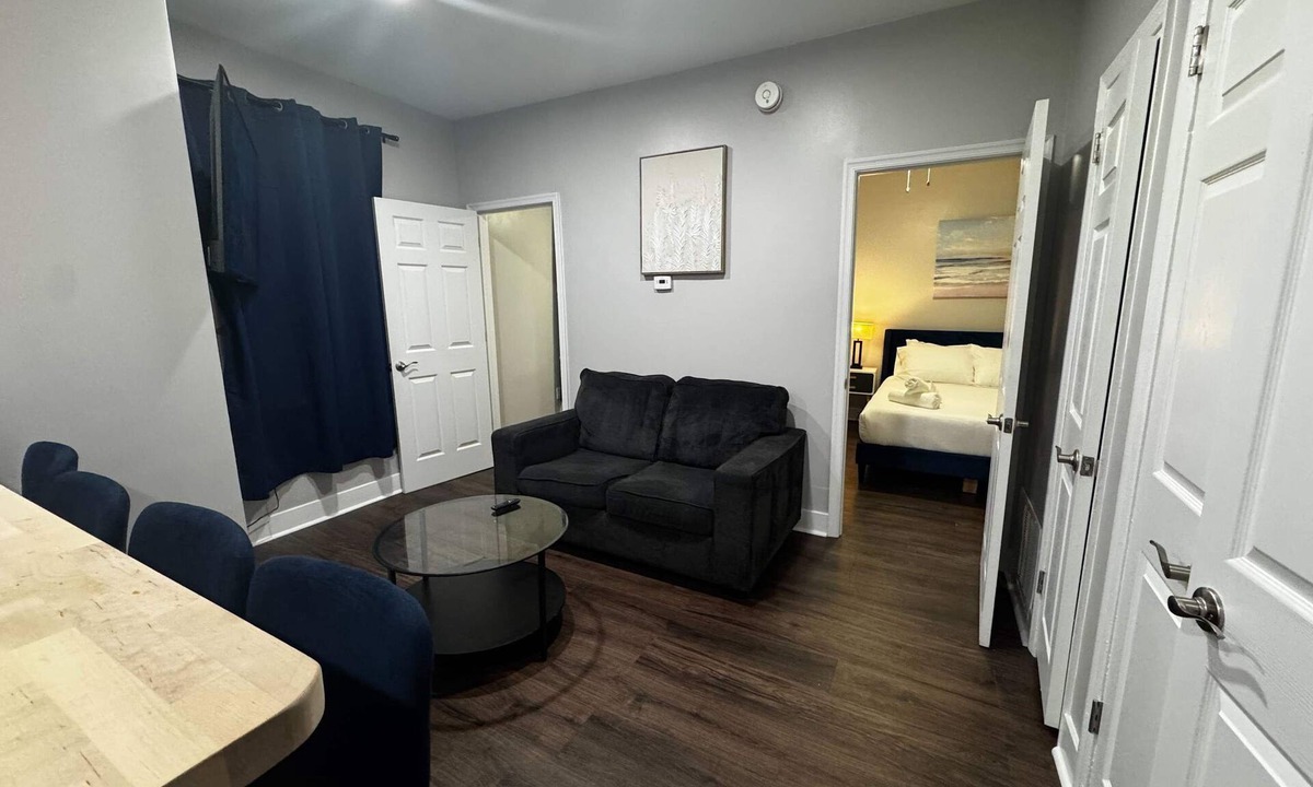 Southwark Apartment | Steps to Italian Market | Modern 2BD Home Sleeps 4