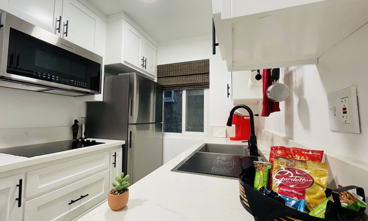 Bixby Knolls Apartment | Steps to Restaurants & Shops+King Bed+Secure Parking+Patio