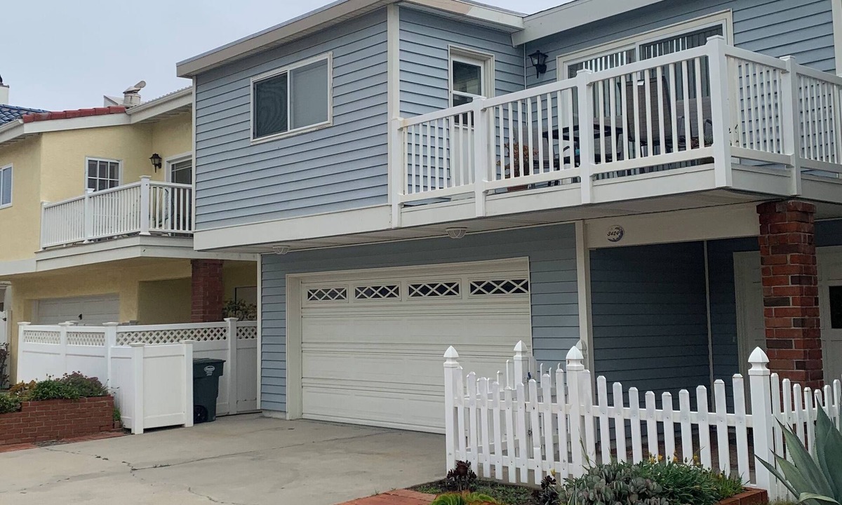 Hollywood House | Steps to Sand. Steps to Harbor. Endless Memories 4-bedroom, 3-bath comfortably sleeps up to 8 guests, making it ideal for families, couples, or friends seeking a coastal getaway.
