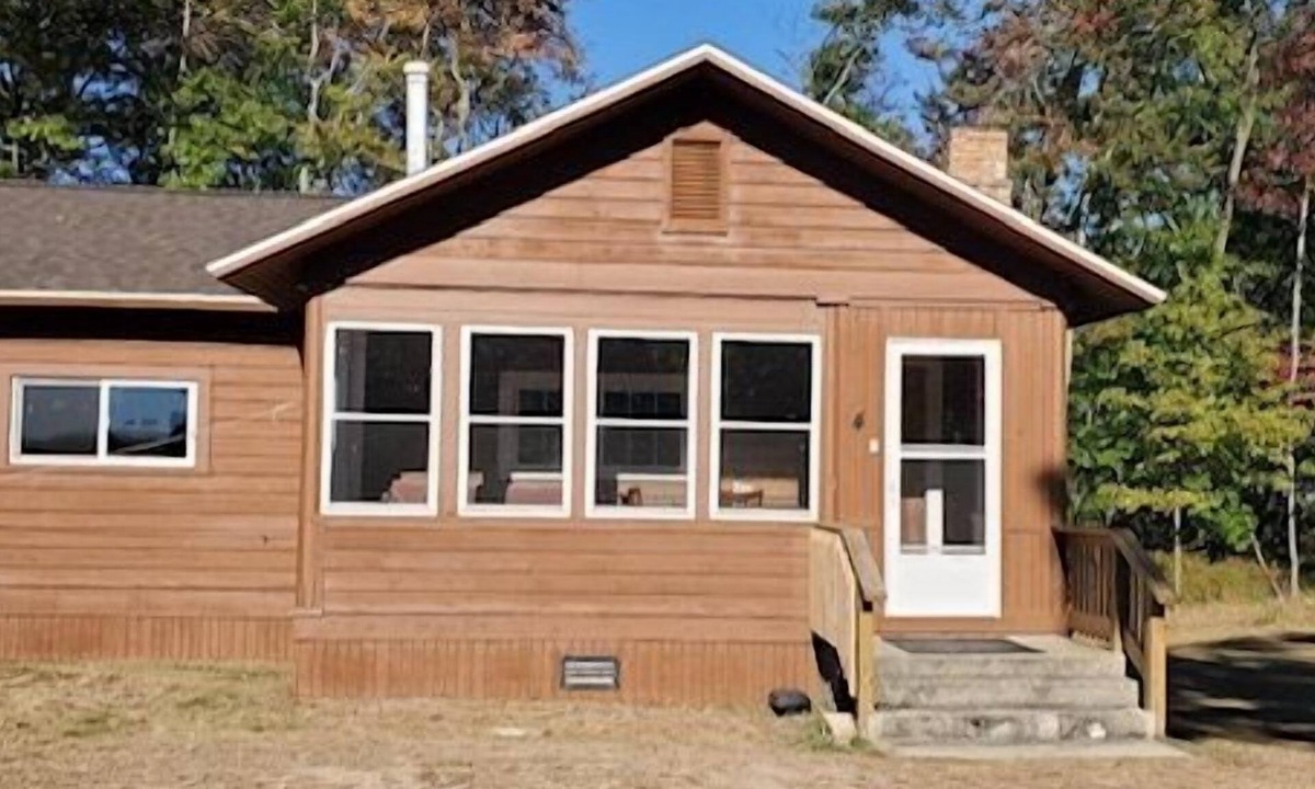 Rapid River Cabin | Stony Point Cabin #4 :Catch the Summer Breeze at Stony Point Cabin #4 – A Lakeside Retreat