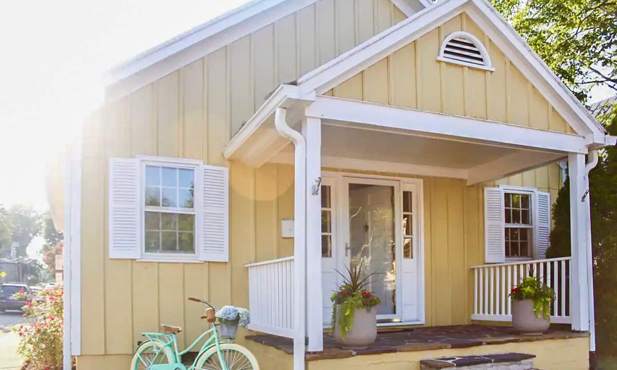 Leesburg's Old and Historic District House | Storybook cottage on Leesburg's most historic block — walk to everything