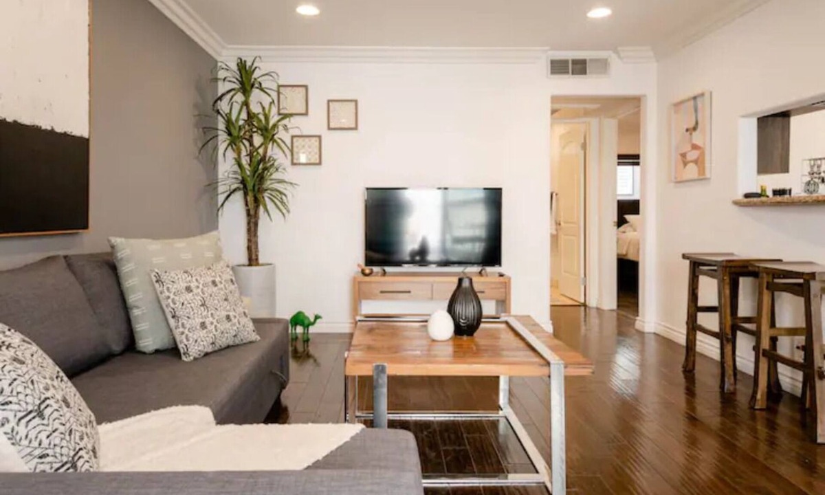 North Hollywood Condo | Studio City Flat- Queen Bed, Free Parking, Jacuzzi