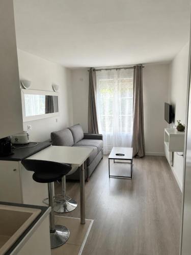 Bussy-Saint-Georges Apartment | Studio Cosy à 5 min de Disneyland Paris