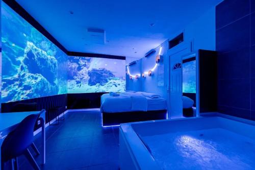 Messy Apartment | Studio Immersif Jaccuzi & Cinéma Disney et Astérix