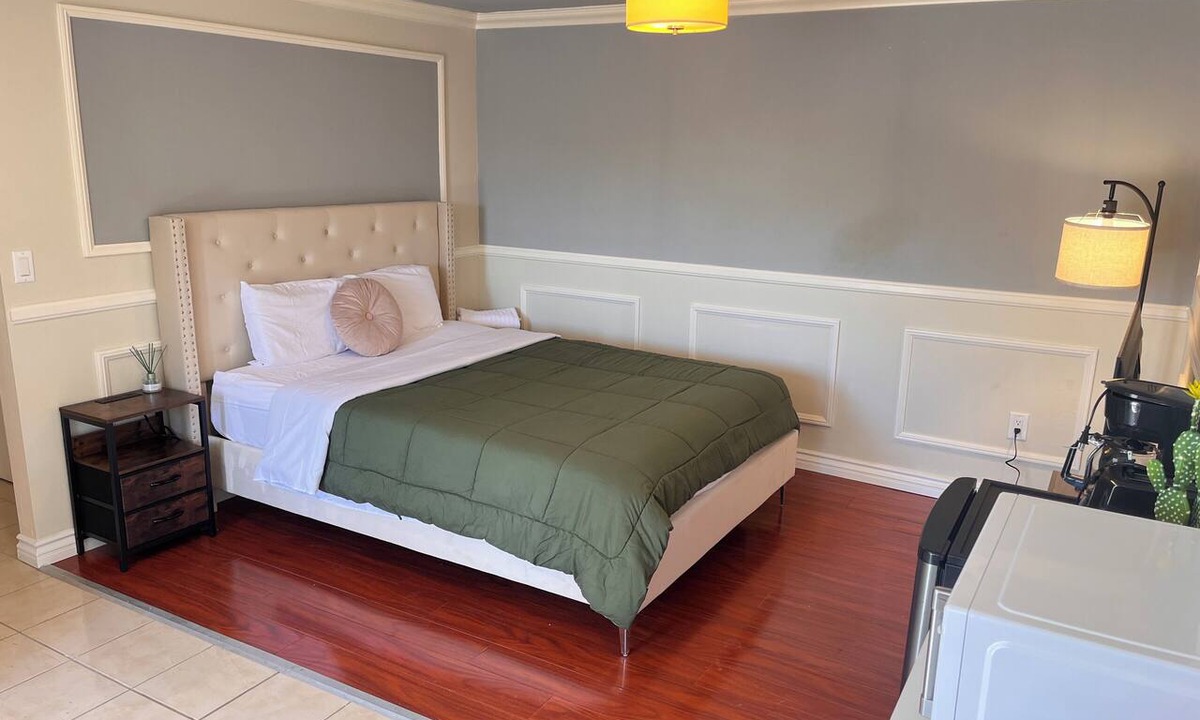 Walnut Apartment | Studio Living/Near Airport/Quiet Neighborhood