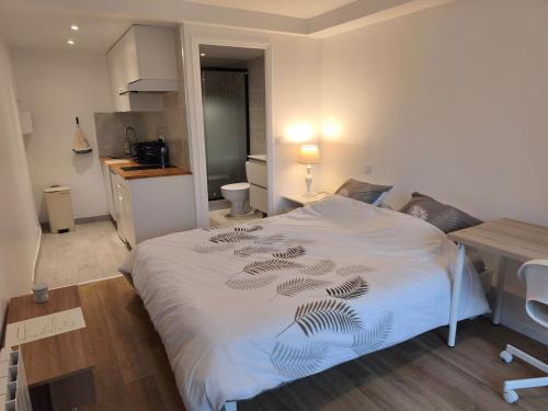 Chaville Apartment | Studio with garden Villa Nemours