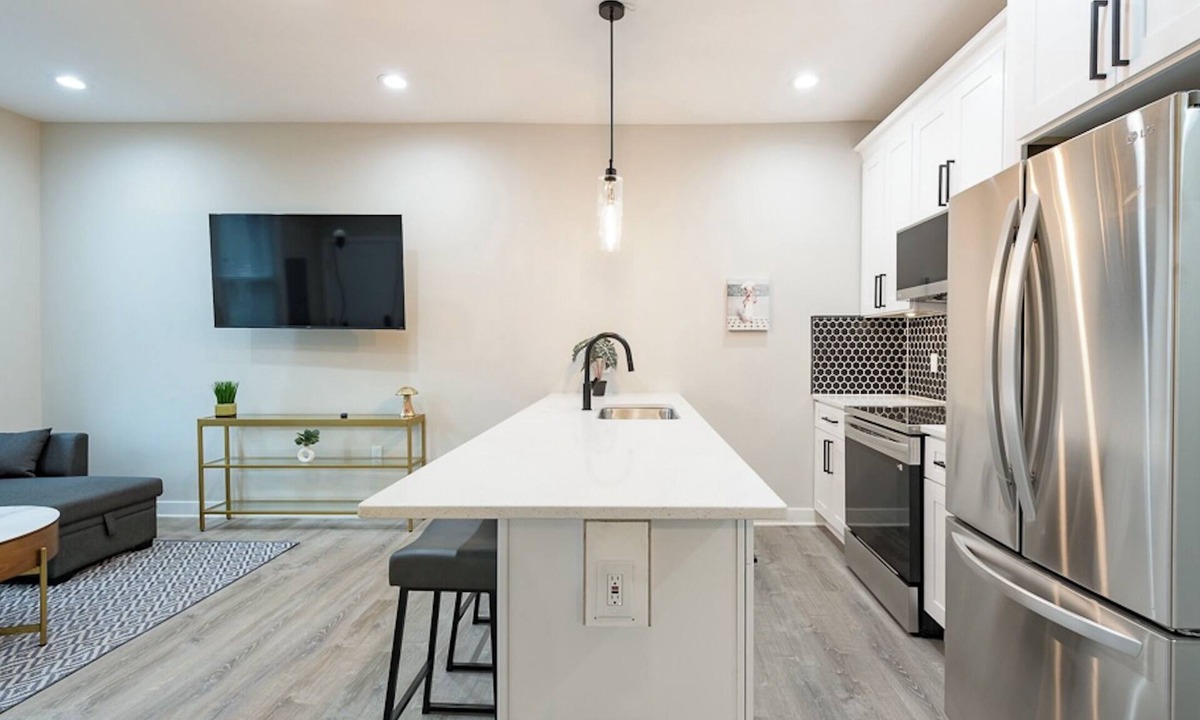 Barney Circle Apartment | Stunning 2-Bedroom Apartment near Metro