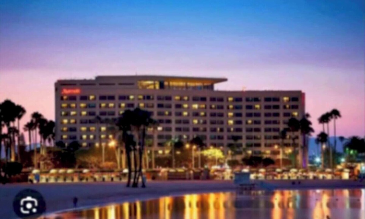 Del Rey Apartment | Stunning 2BR Penthouse w Gym, Pool, Patio & View/Venice/MDR