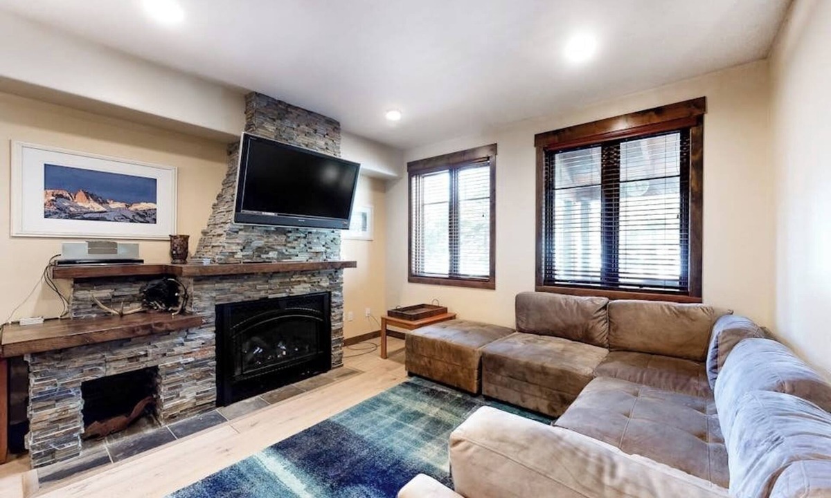 Woodwinds Condo | Stunning mountain condo on the golf course w/private hot tub & fireplace