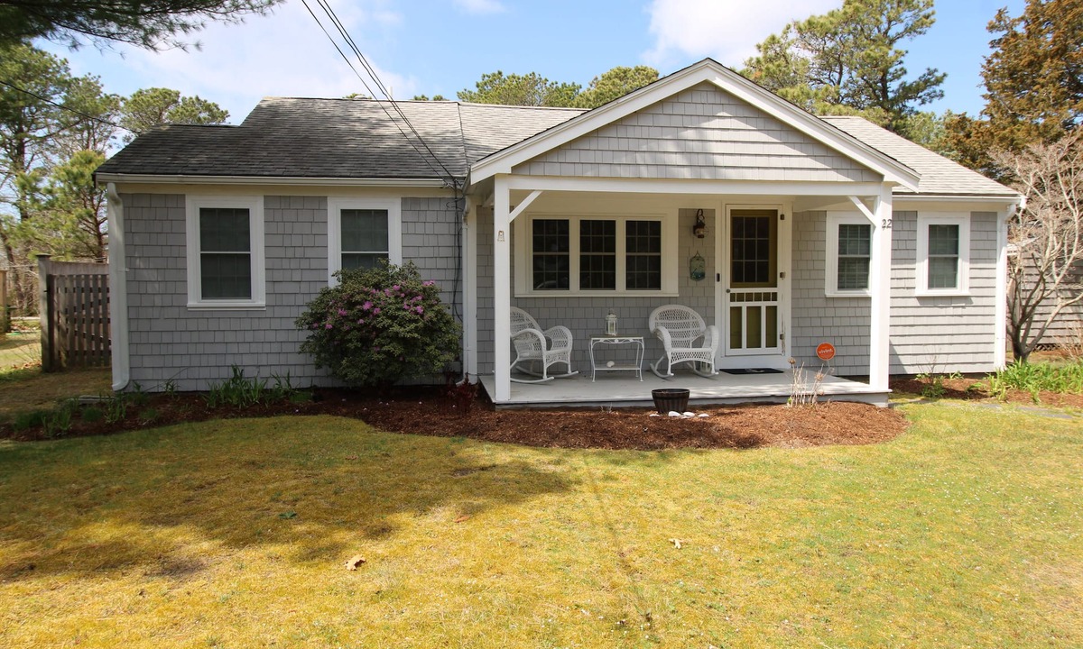 West Dennis House | Stunning Private Yard, Close to Town & Beaches (2305)