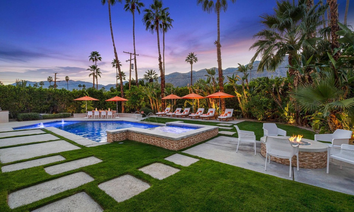 Warm Sands House | Stunning Retreat in Warm Sands! Walk to Downtown!