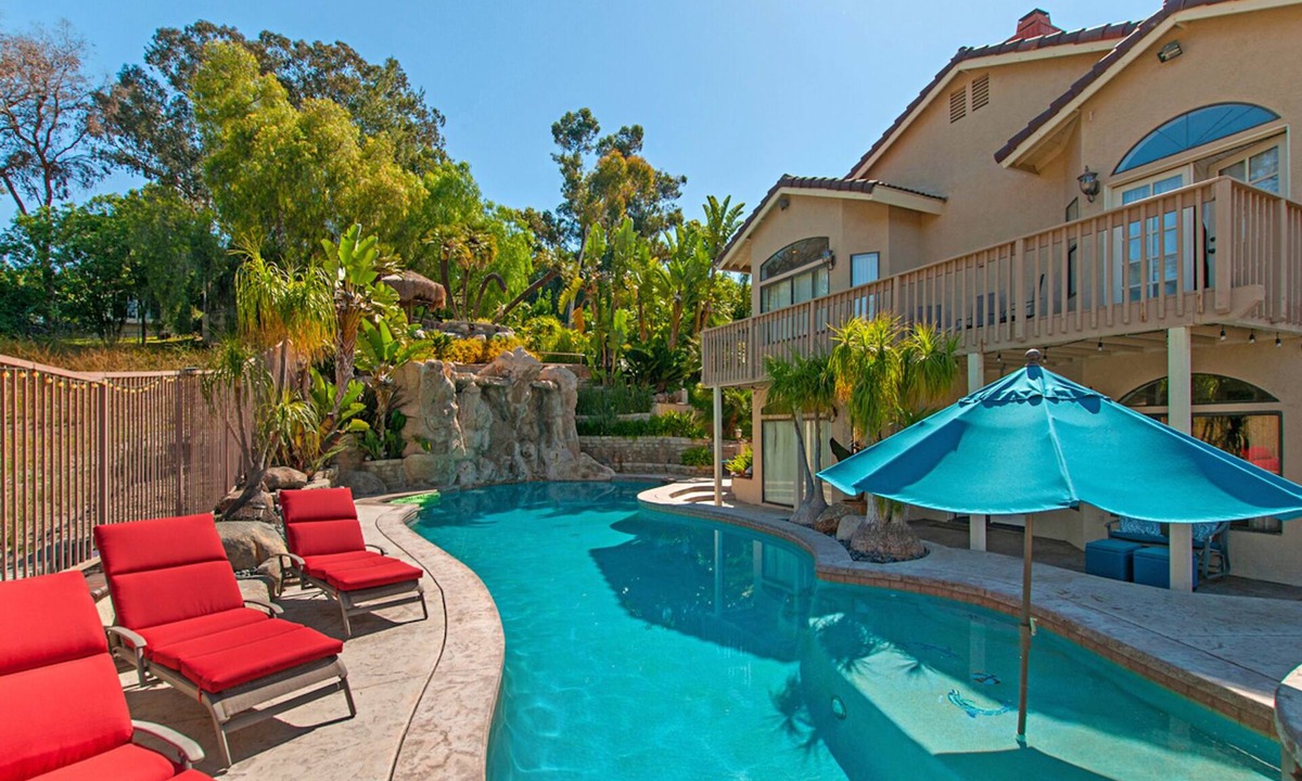 La Mesa House | *Stunning Waterfall & Glittering Pool*Spacious Home*Perfect 4 Family Reunions*