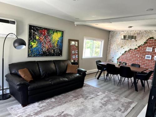 Everett House | Stylish 3-Bedroom Stay Free Parking
