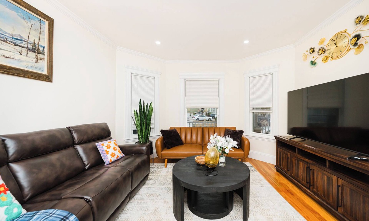 Ashmont House | Stylish 4 Bedroom Townhouse in Boston, Walkable to Train, Quiet & Safe Area 76