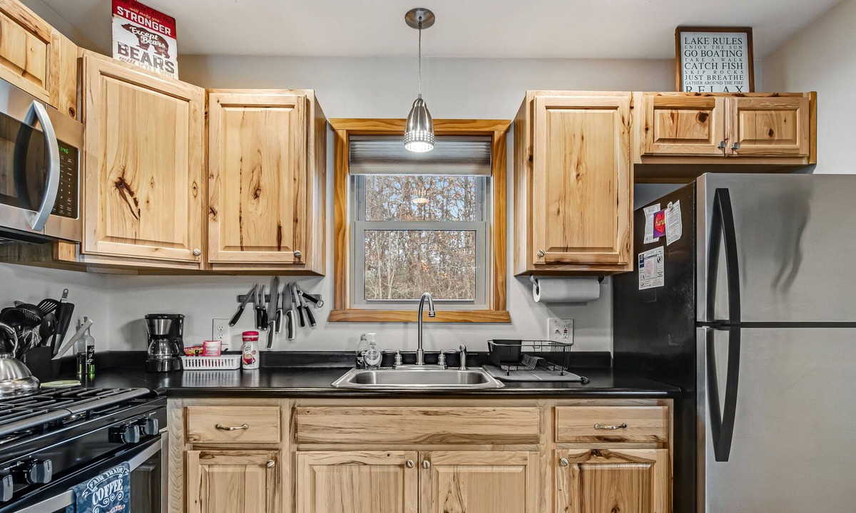 New Lisbon Cabin | Stylish & Cozy Retreat W/ Free WiFi, Three Ponds On-site, & Jetted Tub - Dogs OK