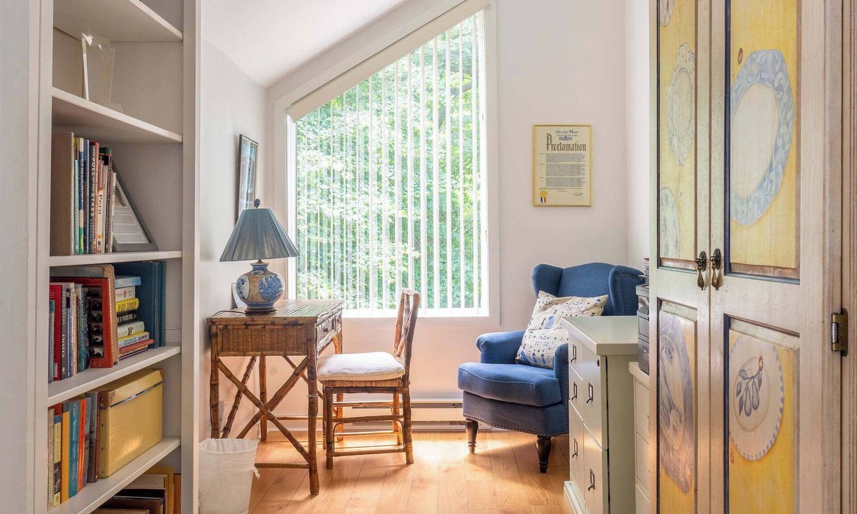 Fifth Ward Condo | Stylish Newport Townhouse Near Cliff Walk & Beach