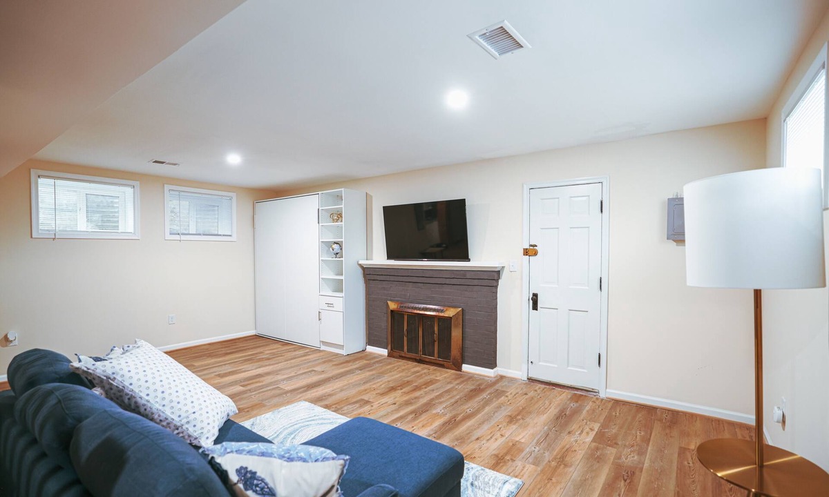 Hillcrest Apartment | Stylish Studio Basement