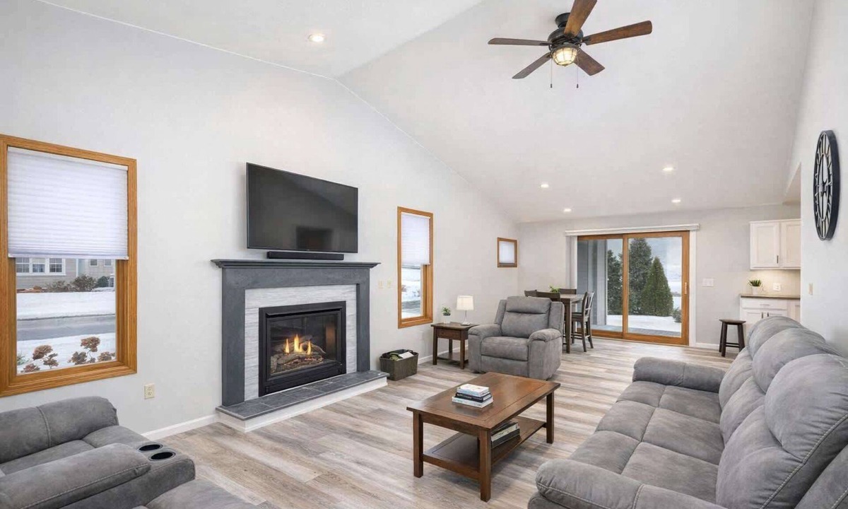 Appleton House | Stylish Townhouse w/Patio & Free Parking