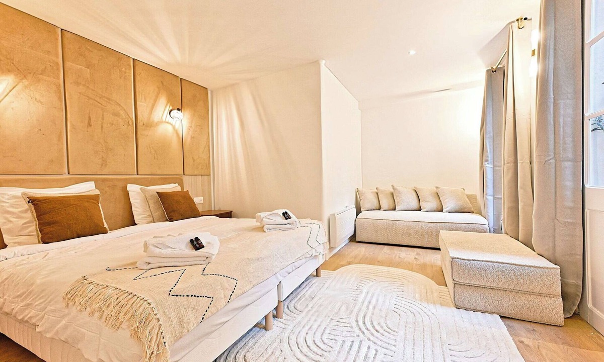 Quartier de Rochechouart Apartment | Sublime Air-conditioned Flat Galeries Lafayette