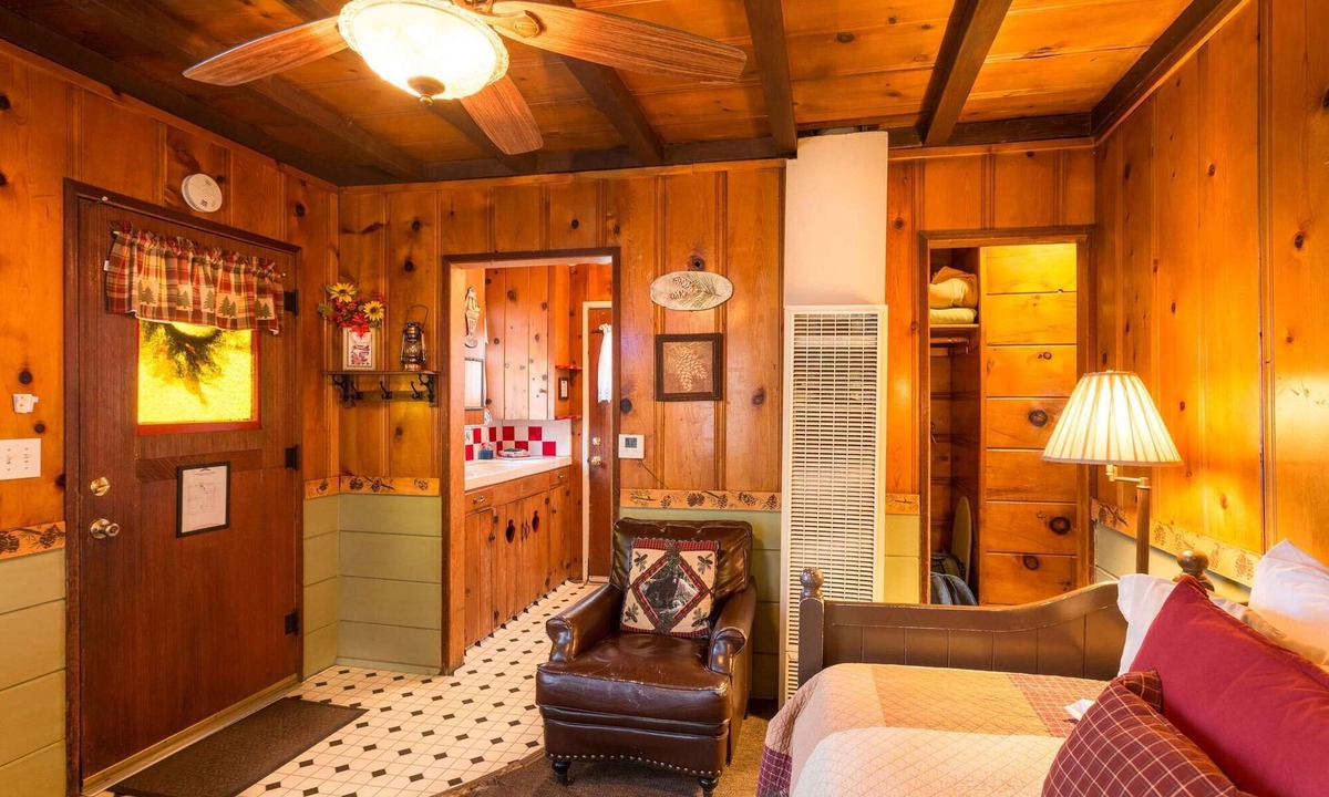 Twin Peaks Hotel | Sugar Pine Cottage - One Bedroom | One Bed + Day Bed | ¾ Bathroom | Sleeps Four